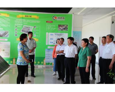 自治區(qū)政協(xié)其其格副主席及各政協(xié)領(lǐng)導(dǎo)關(guān)懷漢諾威